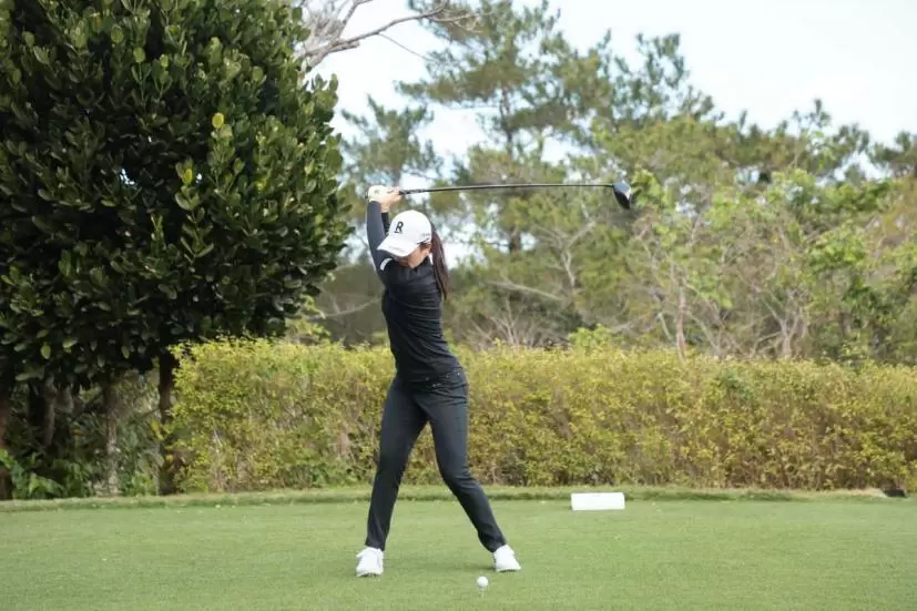 稲見萌寧のドライバースイング