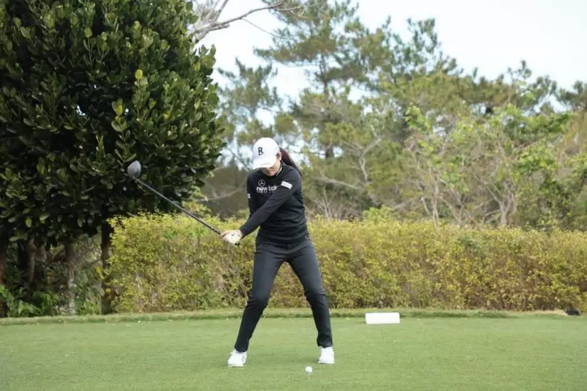 稲見萌寧のドライバースイング