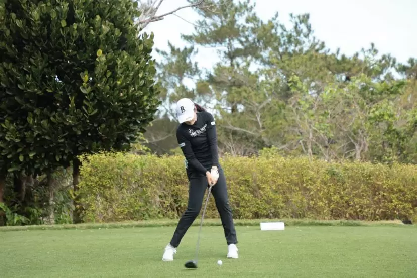 稲見萌寧のドライバースイング