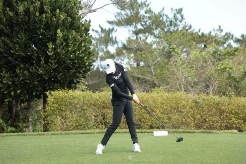 稲見萌寧のドライバースイング