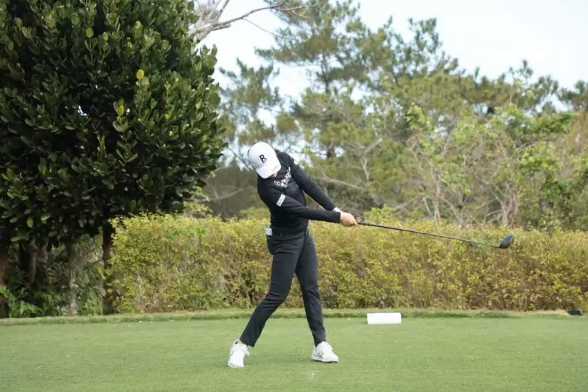 稲見萌寧のドライバースイング