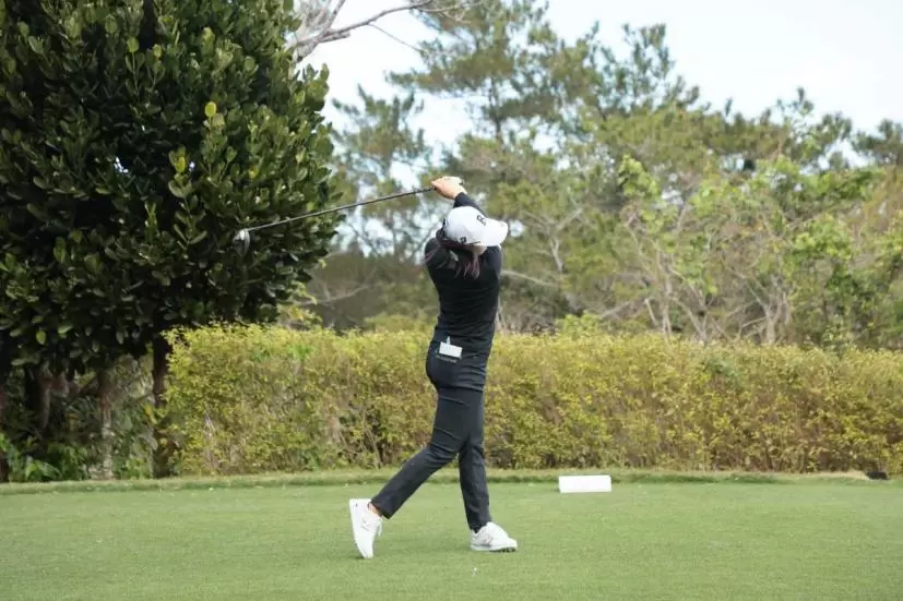 稲見萌寧のドライバースイング