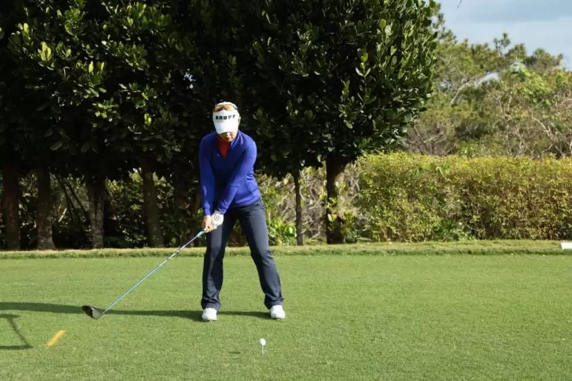 黄アルムのドライバースイング