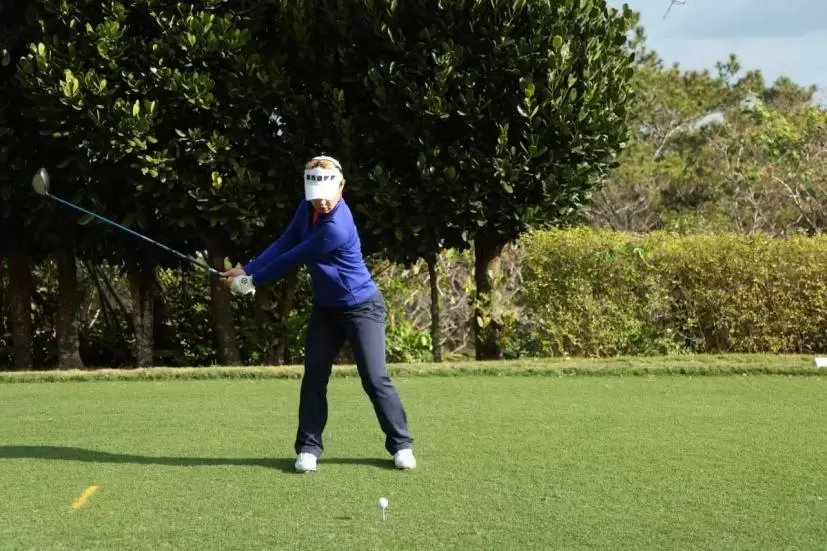 黄アルムのドライバースイング