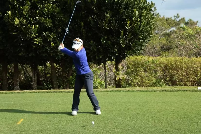 黄アルムのドライバースイング