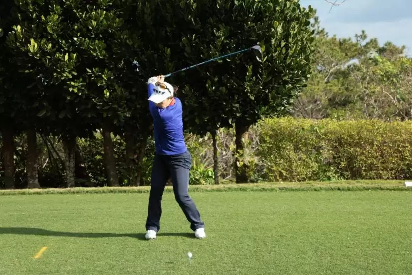 黄アルムのドライバースイング