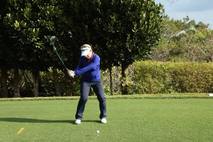 黄アルムのドライバースイング