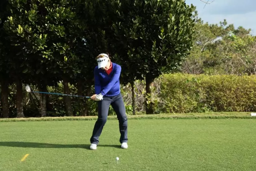 黄アルムのドライバースイング