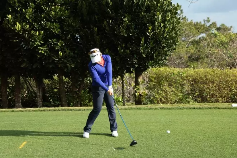 黄アルムのドライバースイング