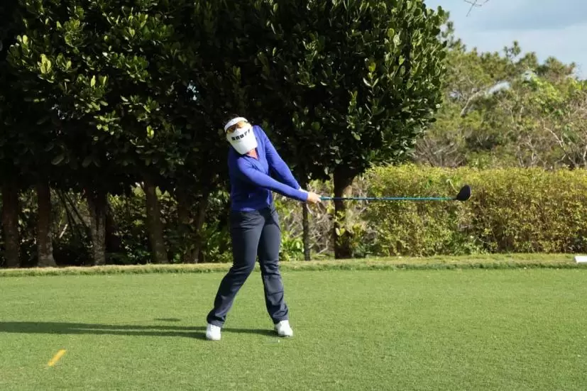 黄アルムのドライバースイング