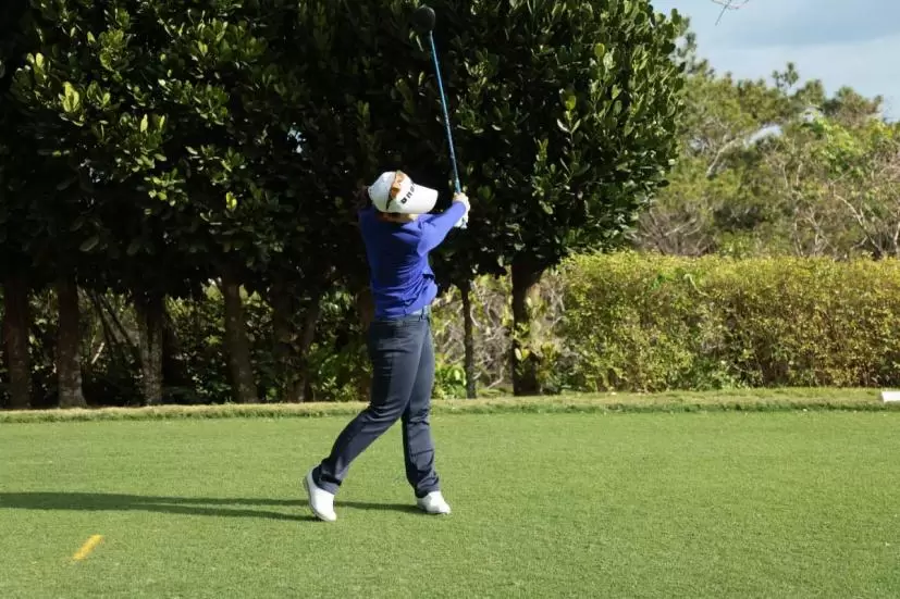 黄アルムのドライバースイング