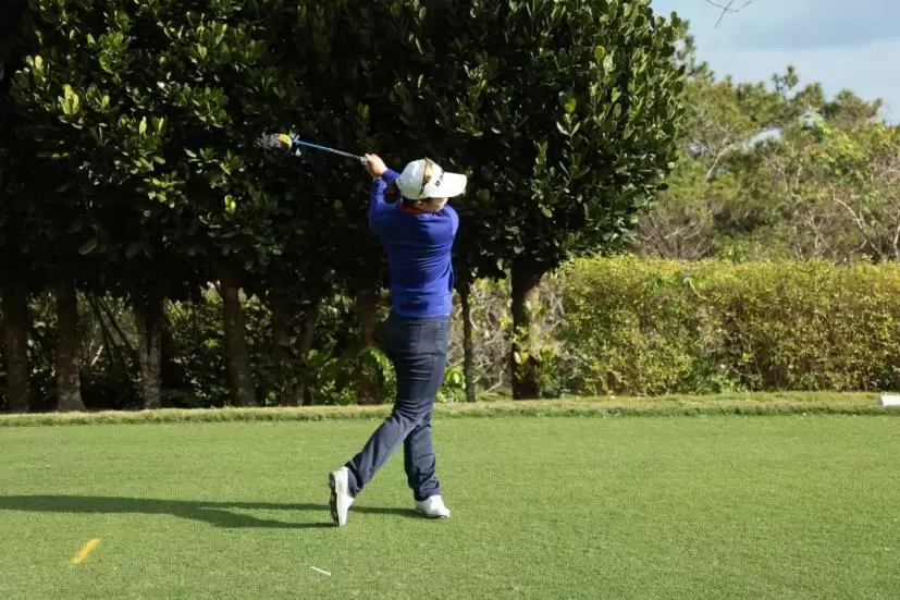 黄アルムのドライバースイング