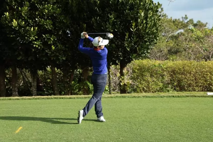 黄アルムのドライバースイング