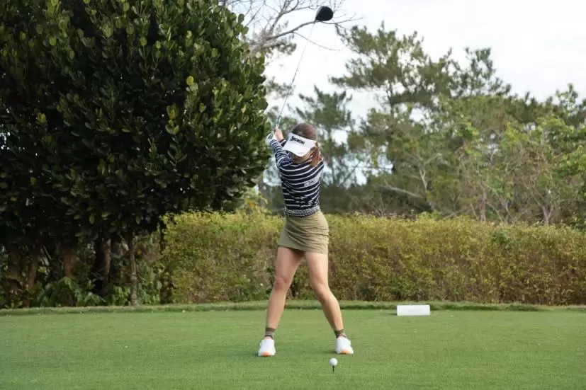 岸部桃子のドライバースイング