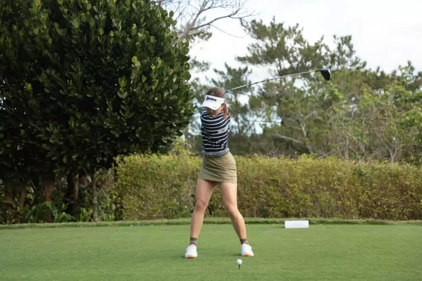 岸部桃子のドライバースイング