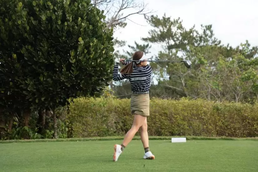 岸部桃子のドライバースイング