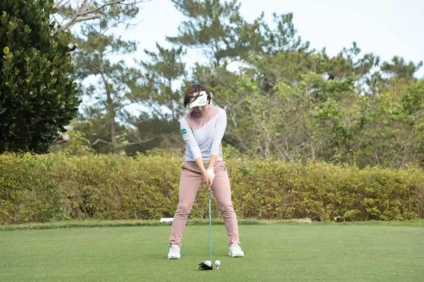 岡山絵里のドライバースイング（正面）｜アドレス