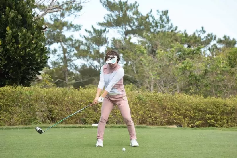 岡山絵里のドライバースイング（正面）｜バックスイング①