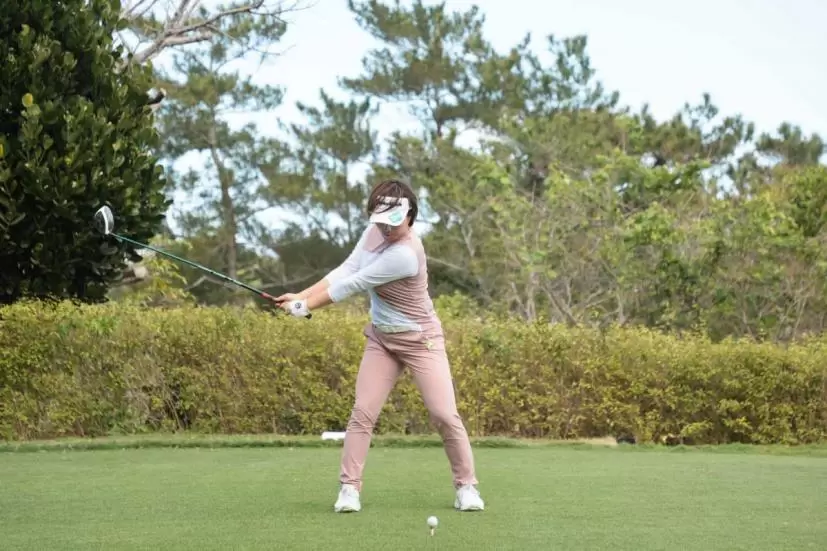 岡山絵里のドライバースイング（正面）｜バックスイング②