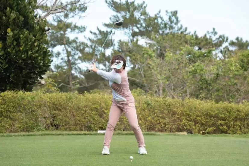 岡山絵里のドライバースイング（正面）｜バックスイング③