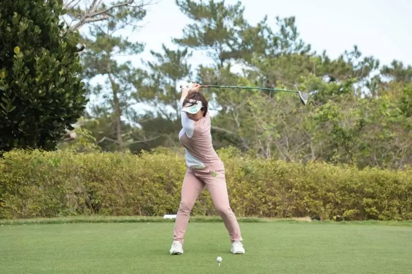 岡山絵里のドライバースイング（正面）｜切り返し（トップ）