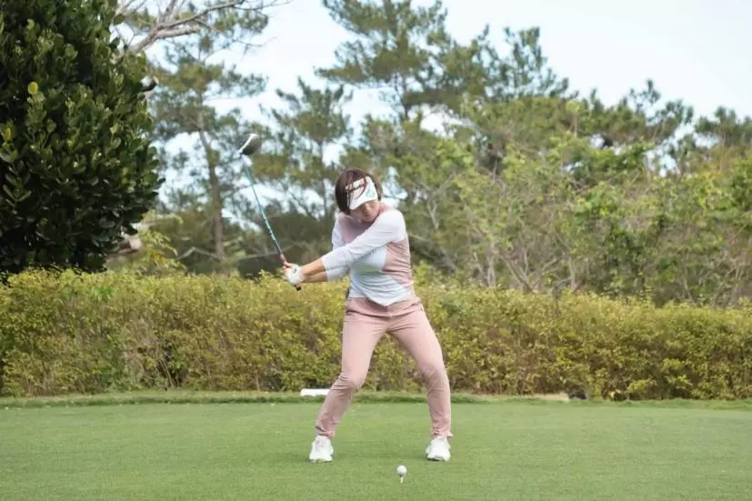 岡山絵里のドライバースイング（正面）｜ダウンスイング①