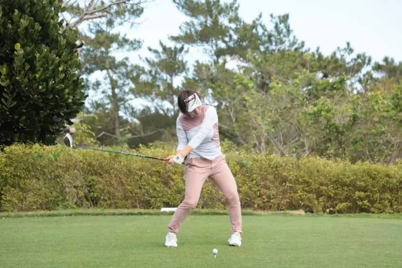 岡山絵里のドライバースイング（正面）｜ダウンスイング②