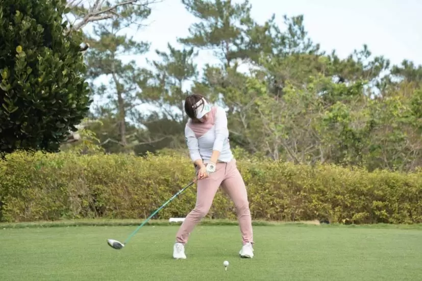 岡山絵里のドライバースイング（正面）｜ダウンスイング③