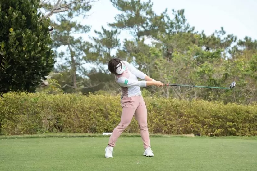 岡山絵里のドライバースイング（正面）｜フォロー①