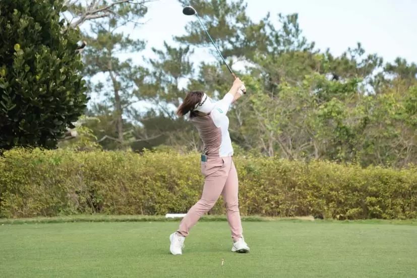 岡山絵里のドライバースイング（正面）｜フォロー②