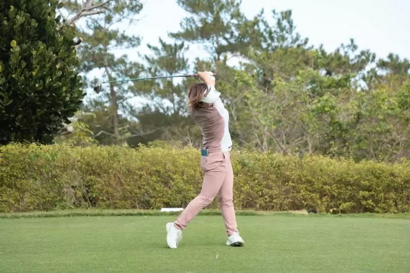 岡山絵里のドライバースイング（正面）｜フォロー③