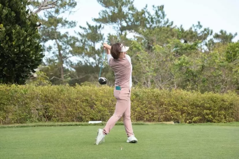 岡山絵里のドライバースイング（正面）｜フィニッシュ