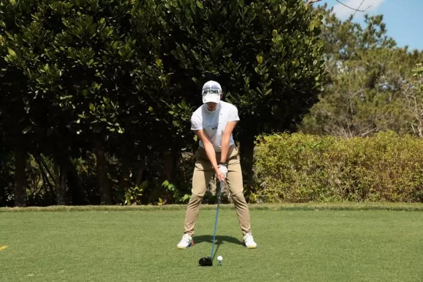 岩井千怜のドライバースイング（正面）｜アドレス