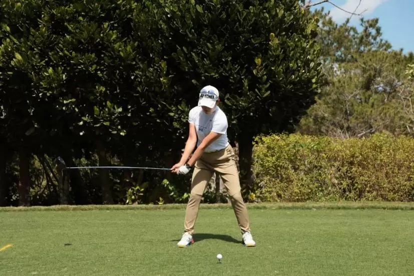 岩井千怜のドライバースイング（正面）｜バックスイング①