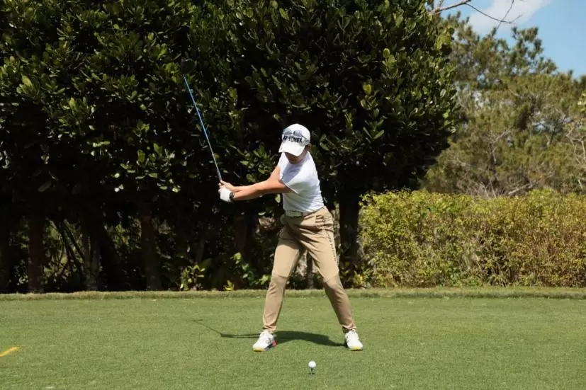 岩井千怜のドライバースイング（正面）｜バックスイング②