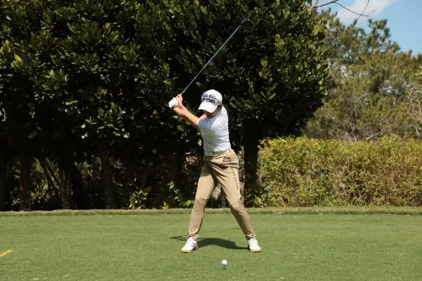 岩井千怜のドライバースイング（正面）｜バックスイング③