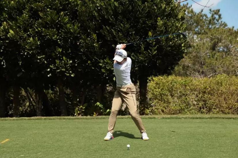 岩井千怜のドライバースイング（正面）｜切り返し（トップ）