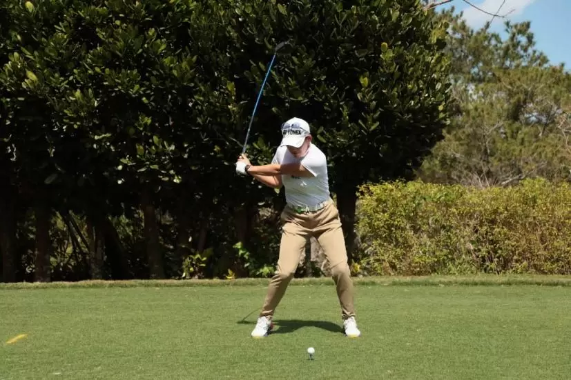 岩井千怜のドライバースイング（正面）｜ダウンスイング①