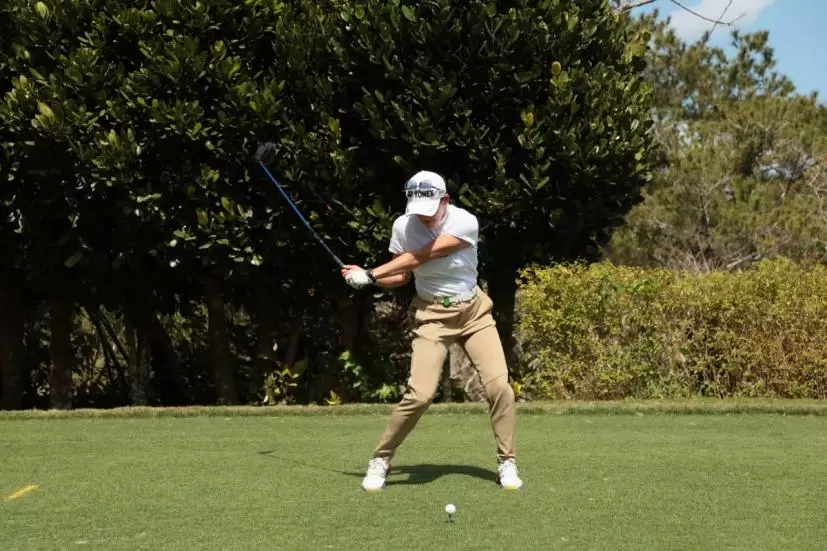 岩井千怜のドライバースイング（正面）｜ダウンスイング②