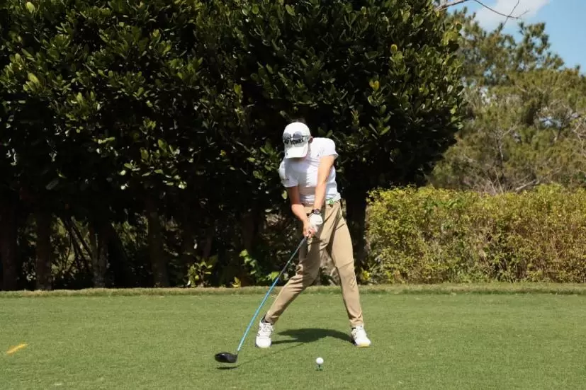 岩井千怜のドライバースイング（正面）｜ダウンスイング③