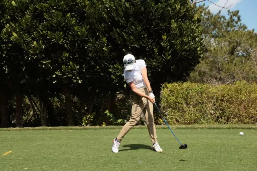 岩井千怜のドライバースイング（正面）｜インパクト