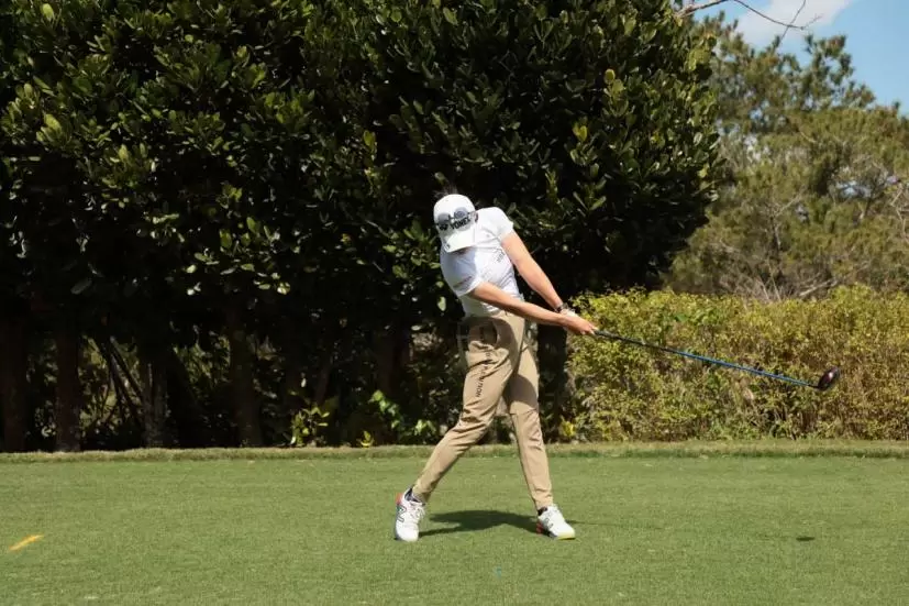 岩井千怜のドライバースイング（正面）｜フォロー①