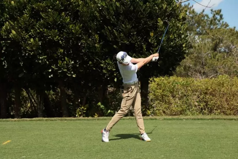 岩井千怜のドライバースイング（正面）｜フォロー②