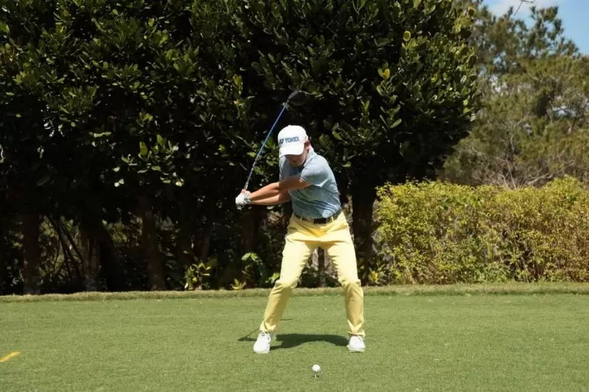 岩井明愛のドライバースイング（正面）｜ダウンスイング①