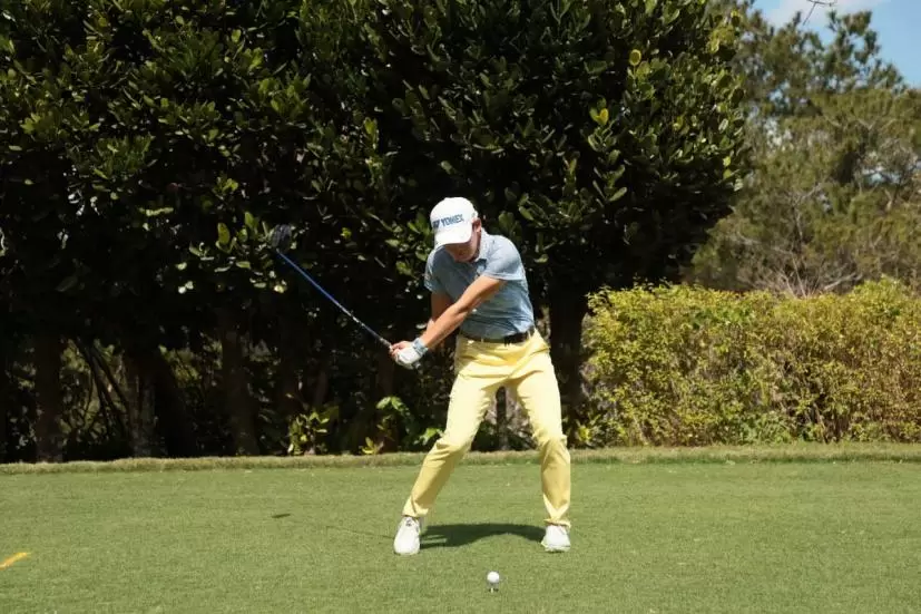 岩井明愛のドライバースイング（正面）｜ダウンスイング②