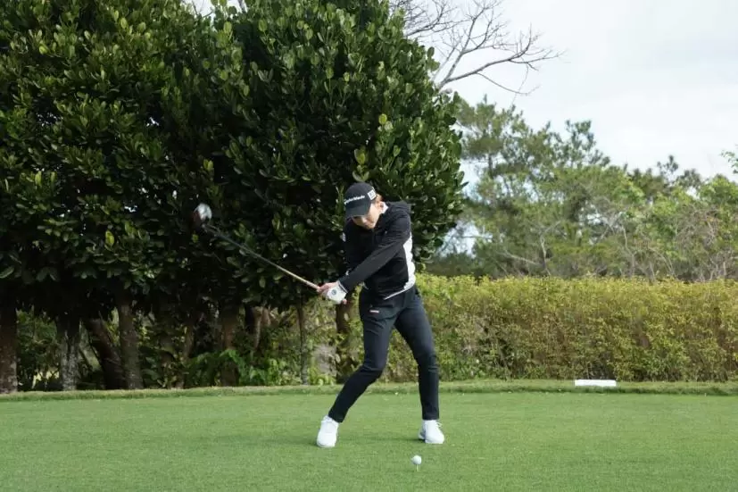 山路晶のドライバースイング