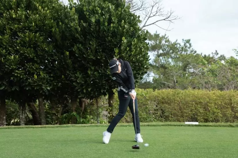 山路晶のドライバースイング