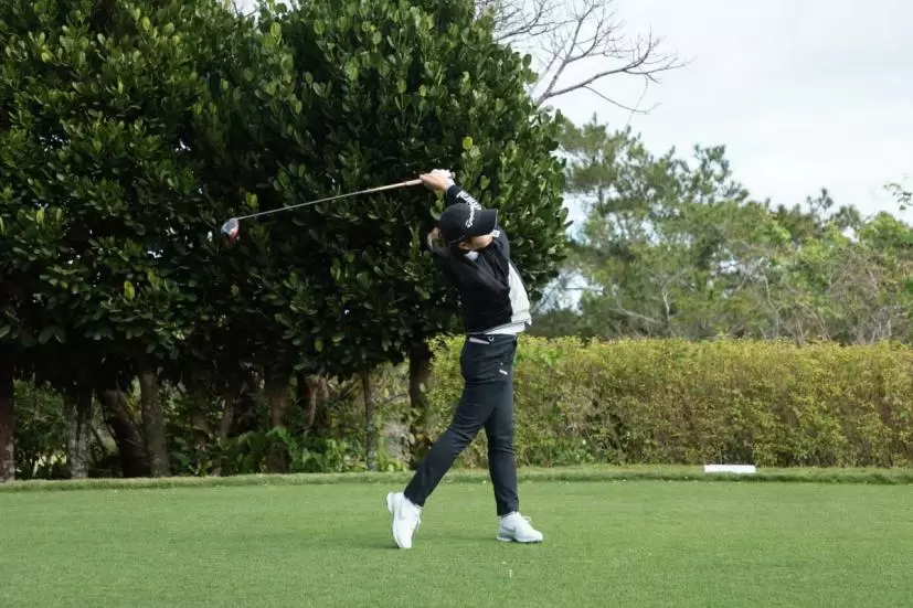 山路晶のドライバースイング