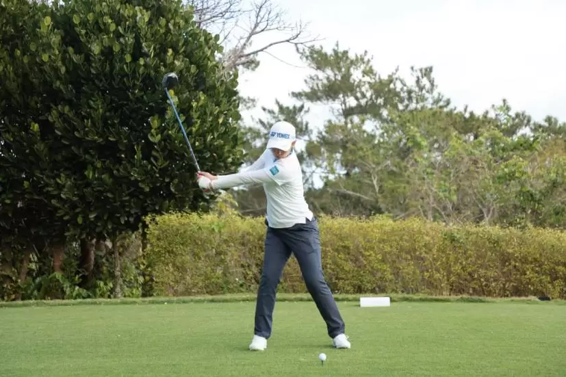 若林舞衣子のドライバースイング