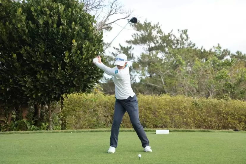 若林舞衣子のドライバースイング